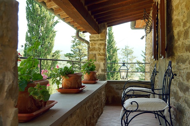 kamenná veranda, židle, kytky