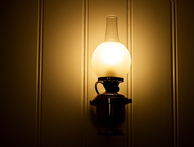 nástěnné svítidlo ve tvaru lampy.jpg