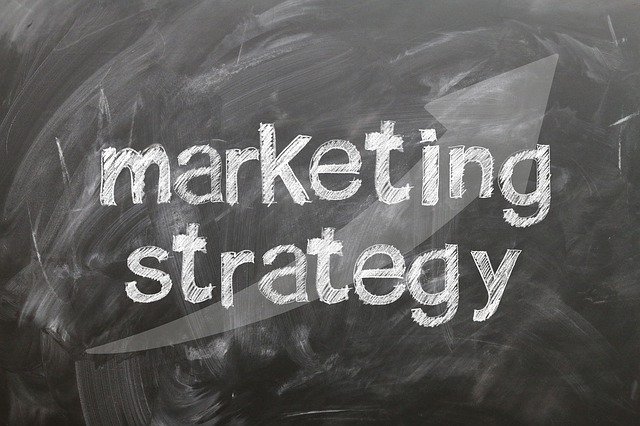 tabule s nápisem „Marketingové strategie“